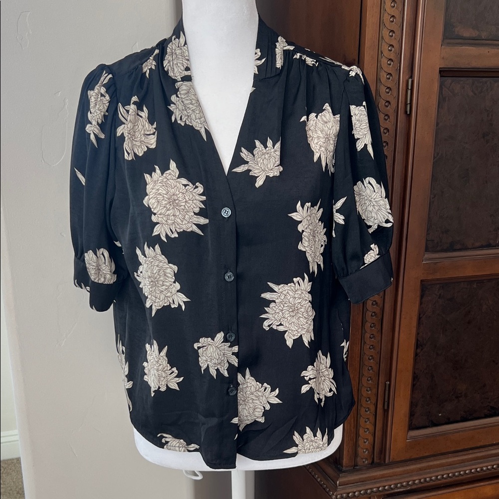 T Tahari Black Floral Button-Up Blouse